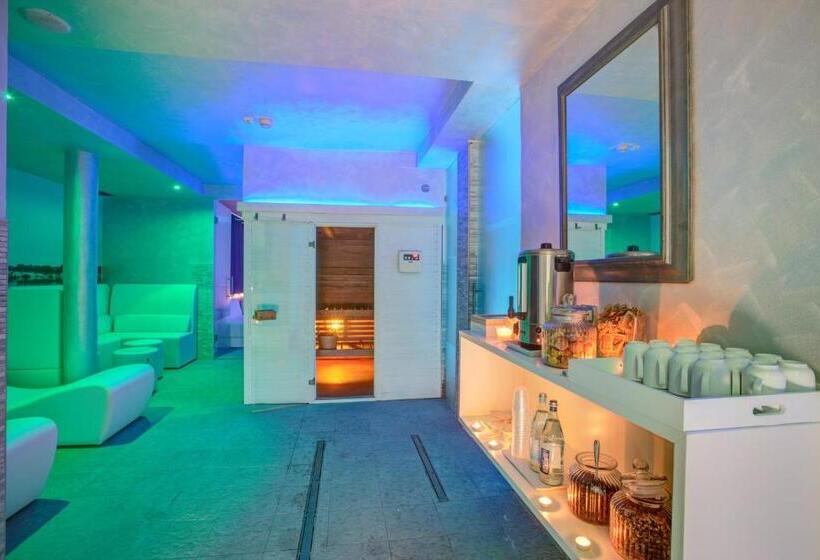 هتل Ferretti Beach