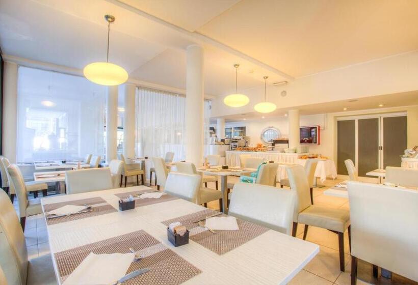 هتل Ferretti Beach