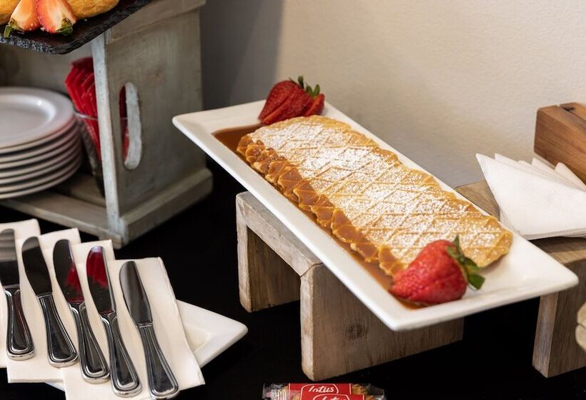 هتل Holiday Inn Santiago   Airport Terminal, An Ihg