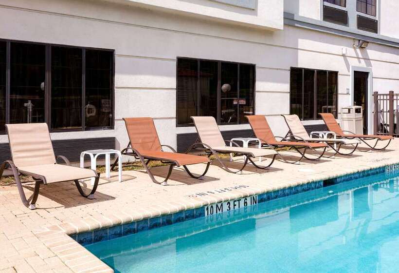 هتل Spark By Hilton Savannah Airport