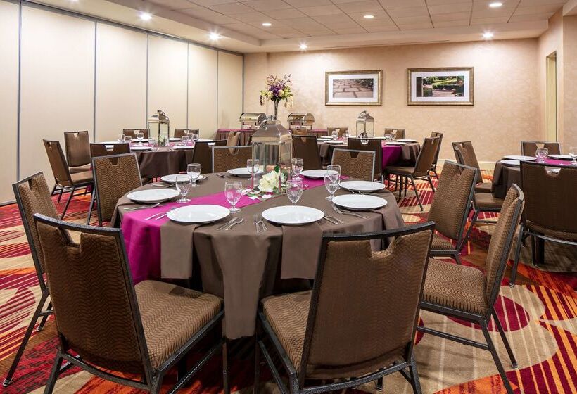 هتل Hilton Garden Inn Omaha West