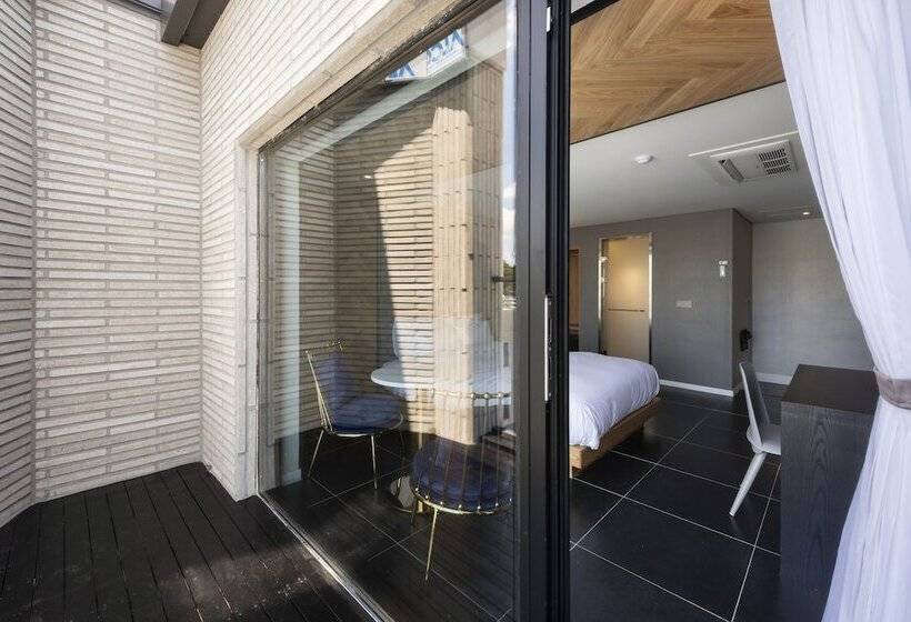 בית מלון כפרי Brown Dot Tongyeong