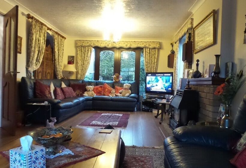 The Cedars House B&b