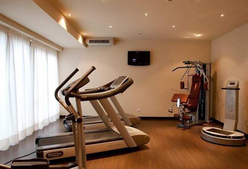 فندق Base
