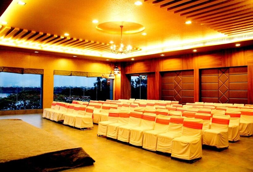 בית מלון כפרי Justa Hyderabad