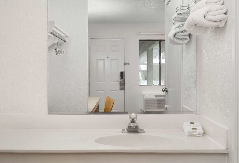 Motel 6 Buena Park, Ca   Knotts Berry Farm   Disneyland