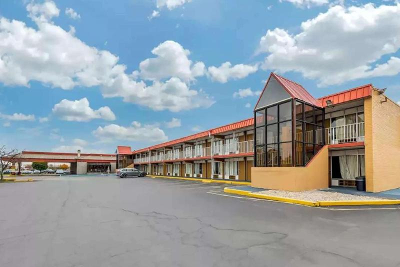 בית מלון כפרי Days Inn By Wyndham Perrysburg Toledo