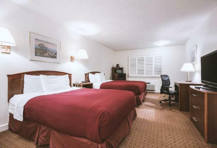 هتل Sky Palace Inn & Suites Mccook