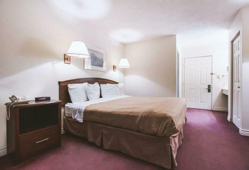 هتل Sky Palace Inn & Suites Mccook