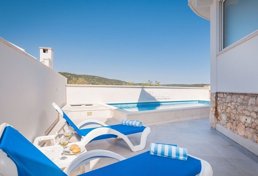 Beautiful Villa On The Coast In Sevid