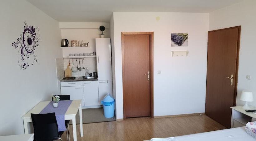 פנסיון Apartments Neva Supetar