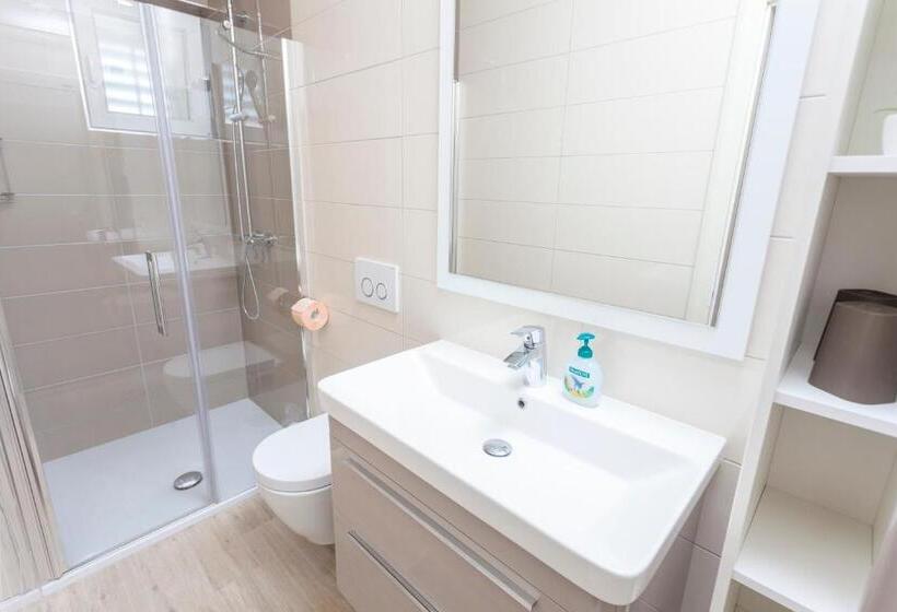 پانسیون Apartments & Rooms Alagic