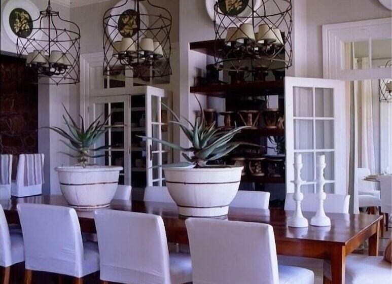 בית מלון כפרי Samara Karoo Reserve