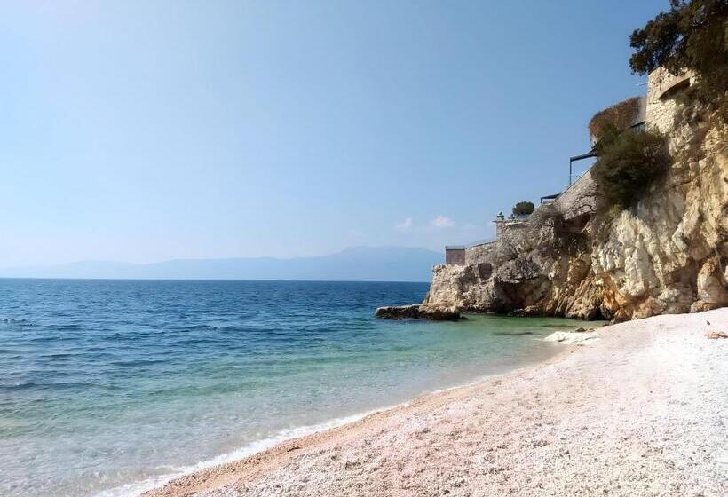 پانسیون Little Flower In City Center