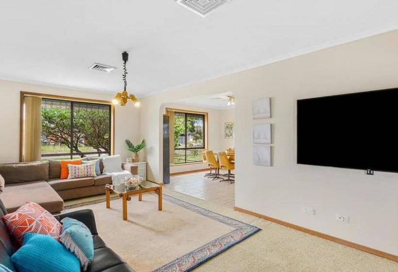 Bed and Breakfast Capel Family Home, Large Yard, Close To Beach