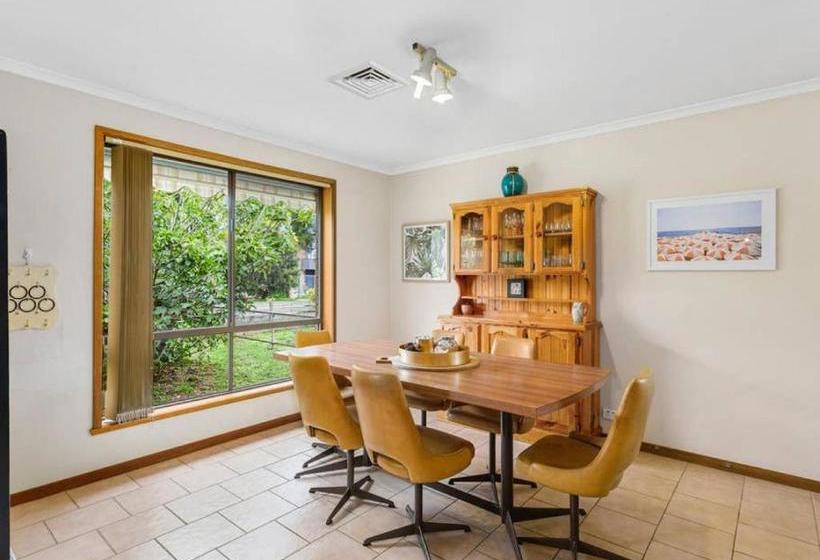 Bed and Breakfast Capel Family Home, Large Yard, Close To Beach
