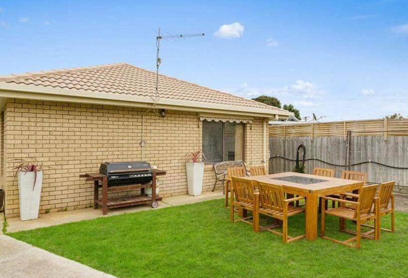 Bed and Breakfast Capel Family Home, Large Yard, Close To Beach