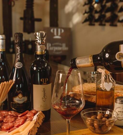 تختخواب و صبحانه La Vinia Bed&wine Experience   Adults Only