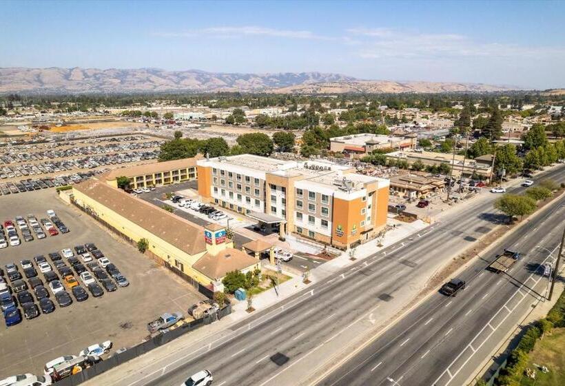 בית מלון כפרי Holiday Inn Express & Suites   San Jose Silicon Valley, An Ihg