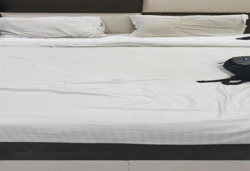 فندق Spot On 80817 Krishna Guest House