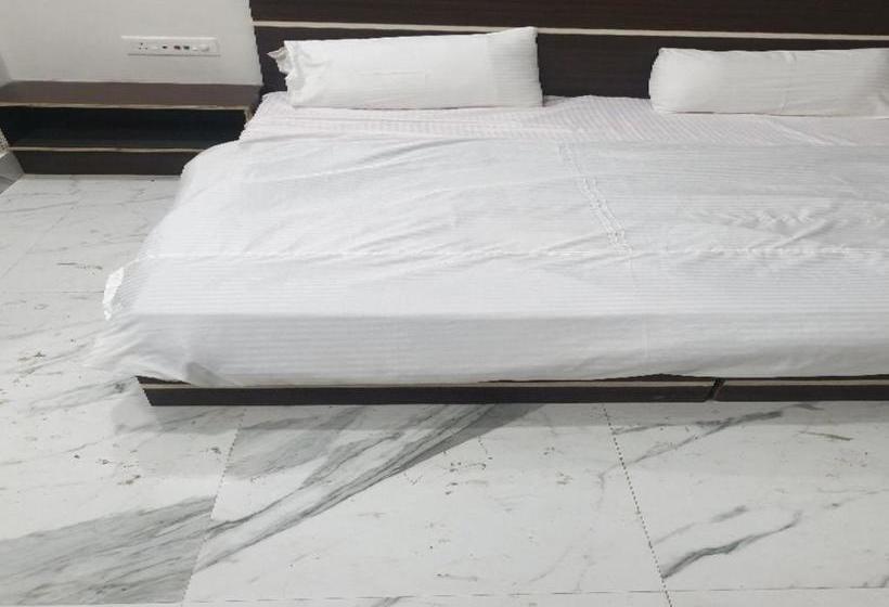 فندق Spot On 80817 Krishna Guest House
