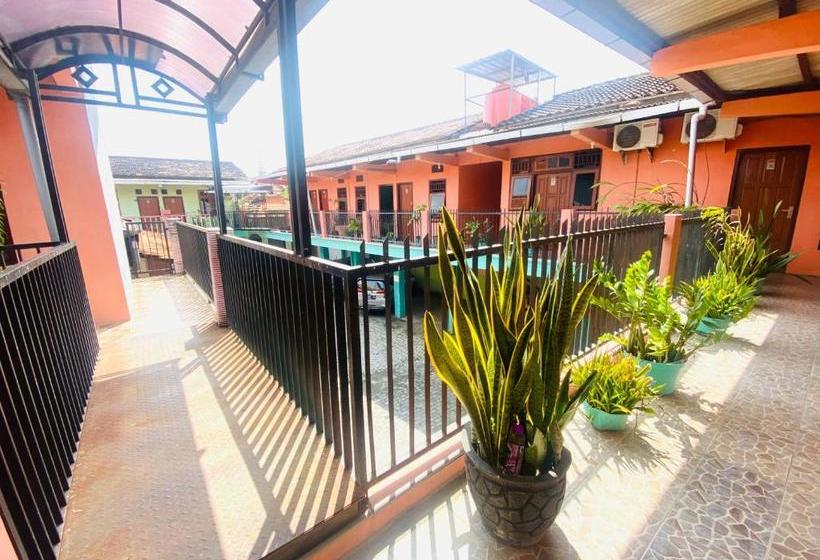 Отель Gerung 1 Near Alun Alun Nganjuk Mitra Reddoorz