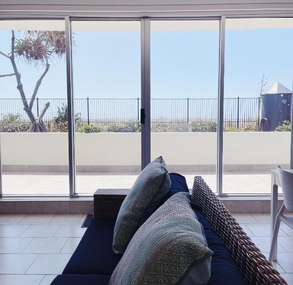 호텔 Golden Sands On The Beach   Absolute Beachfront Apartments