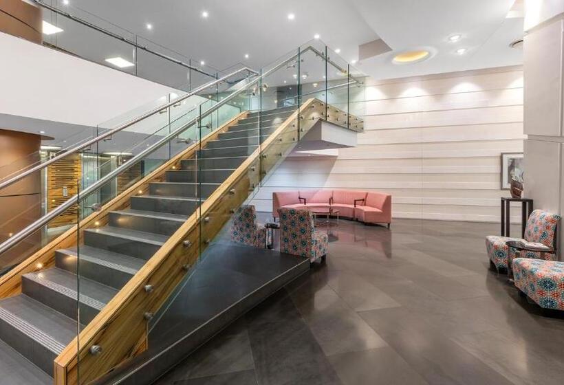 هتل Oaks Brisbane Aurora Suites