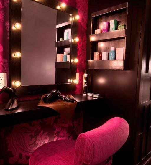 هتل The Cromwell