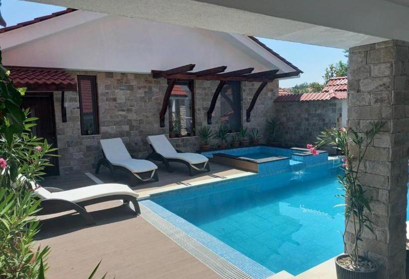 פנסיון Stariya Oreh Pool & Garden