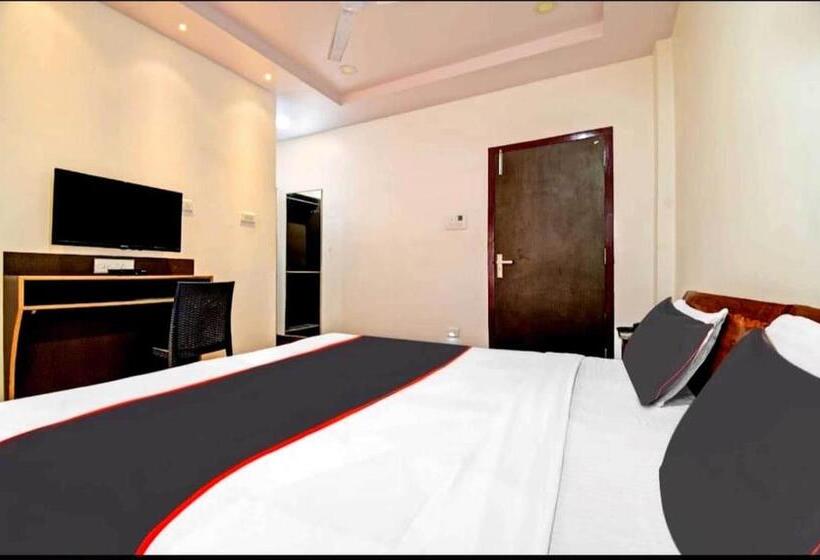فندق Collection O Megha Resort