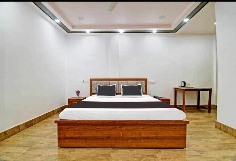 فندق Collection O Megha Resort