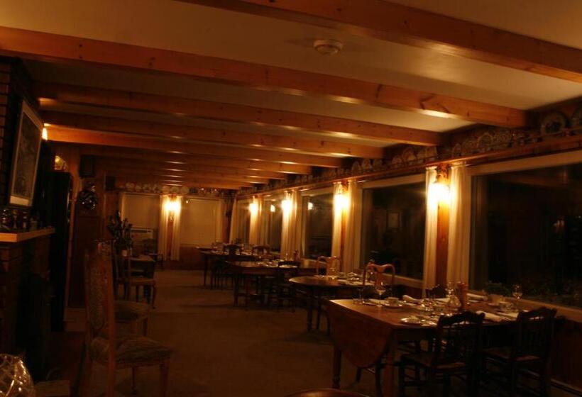הוסטל Amherst Shore Country Inn