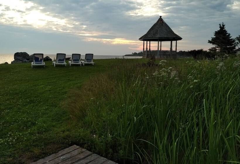 הוסטל Amherst Shore Country Inn
