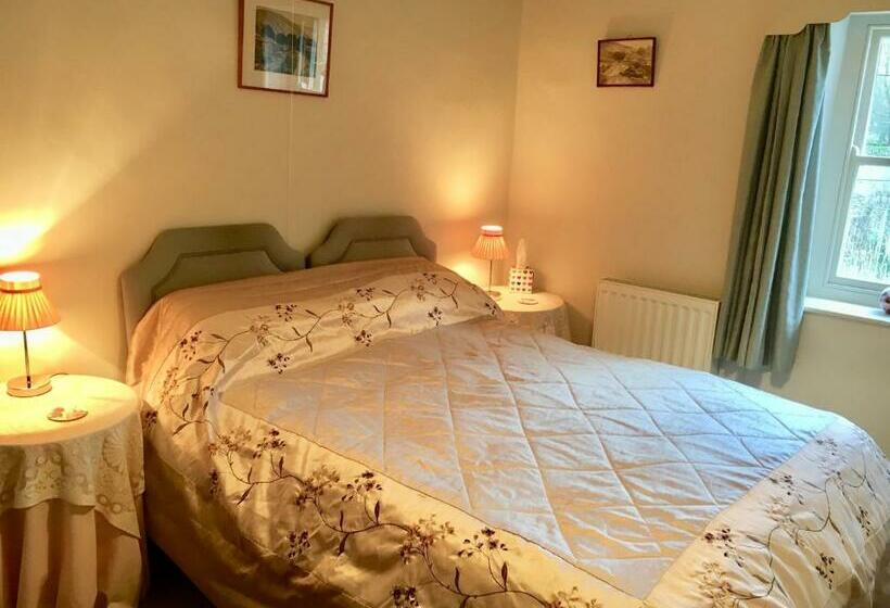 فندق صغير The Falcon Inn