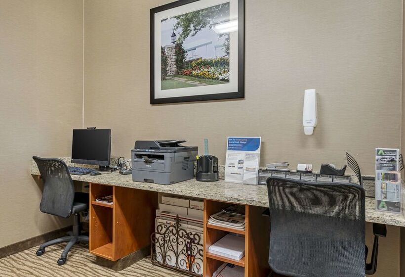 هتل Comfort Suites Lake Geneva East