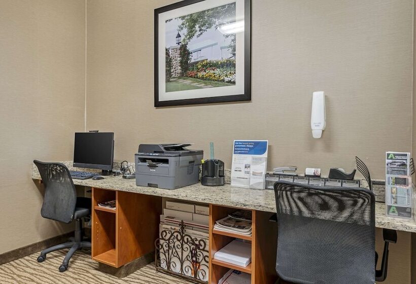 هتل Comfort Suites Lake Geneva East