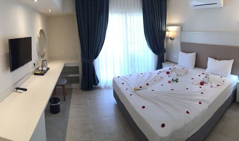 هتل Holiday Calbis