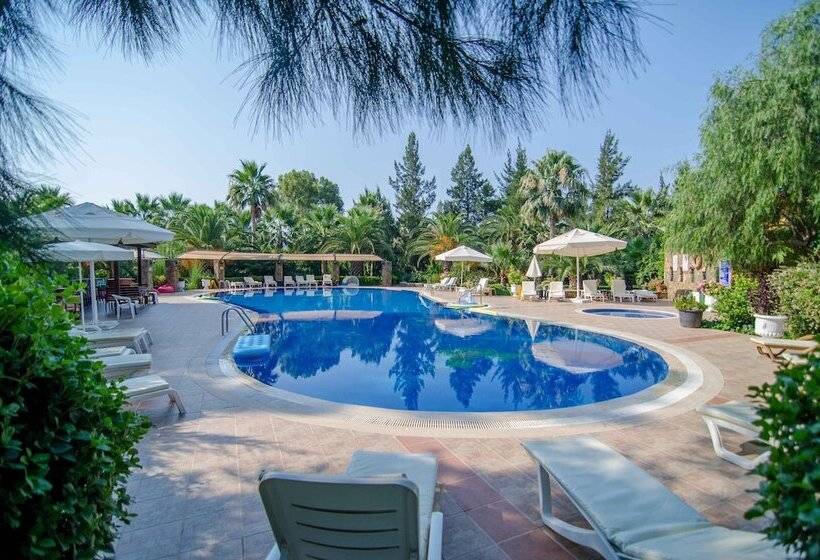 هتل Holiday Calbis