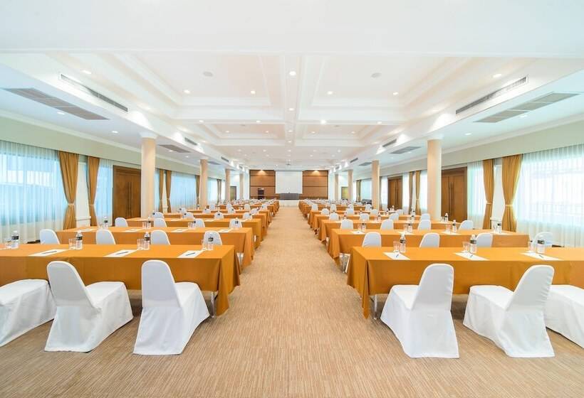 هتل Naithonburi Beach Resort