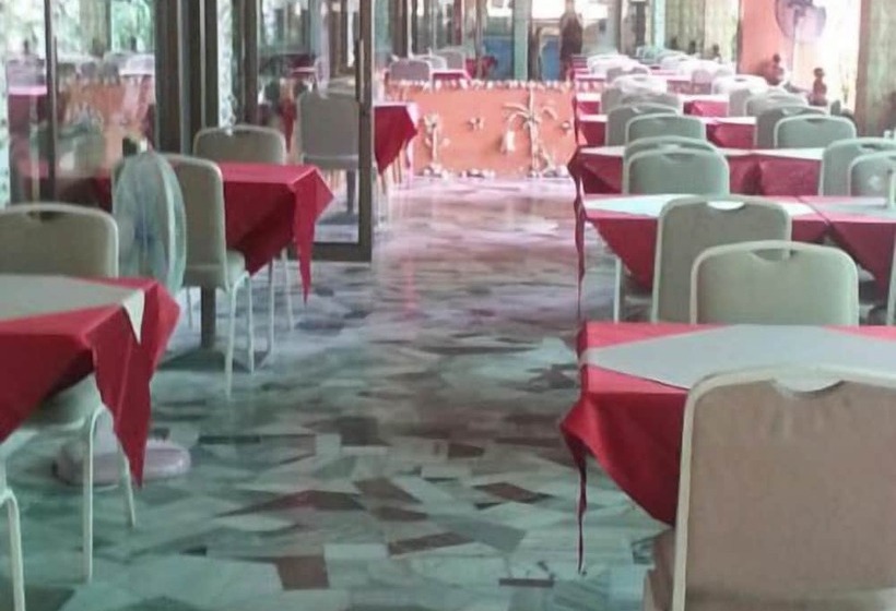 בית מלון כפרי Takiab Beach Resort