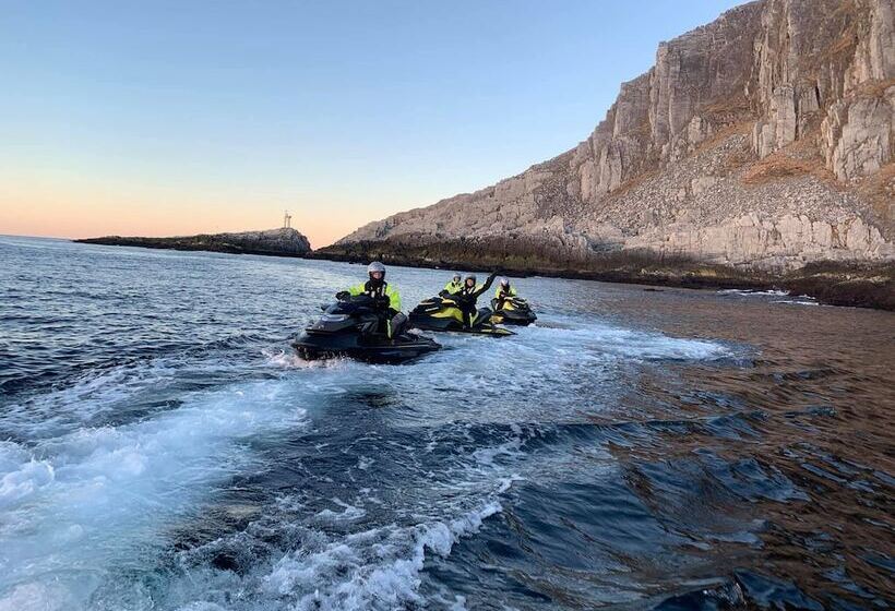 بنسيون Adventure Camp Mehamn
