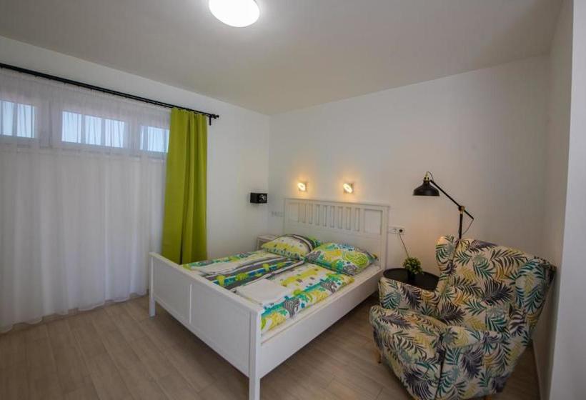 ペンション Hullam Rooms Siofok