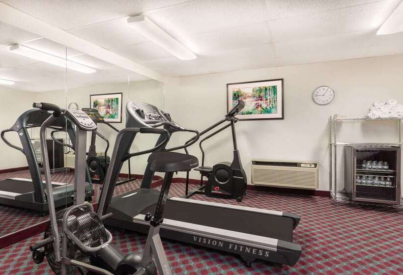 هتل Baymont By Wyndham Fayetteville