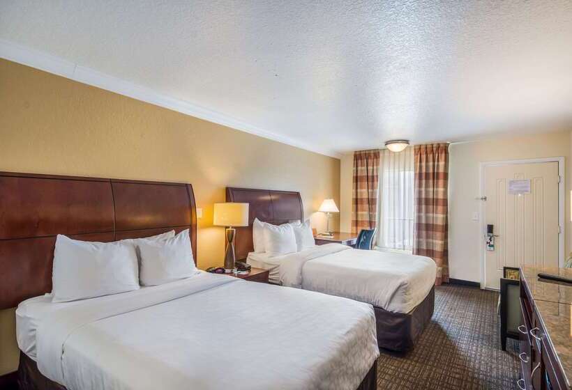 فندق Clarion Inn & Suites Central Clearwater Beach