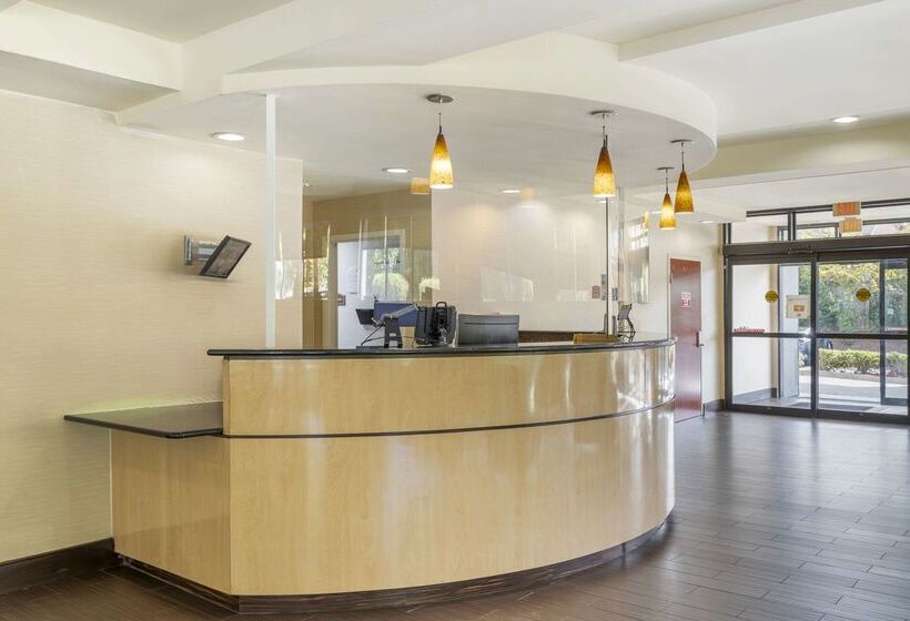 هتل Comfort Suites Columbia Northeast  Fort Jackson