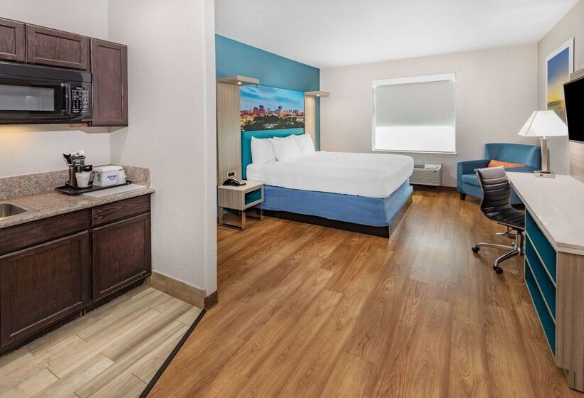 호텔 Days Inn & Suites By Wyndham San Antonio Near Frost Bank Center