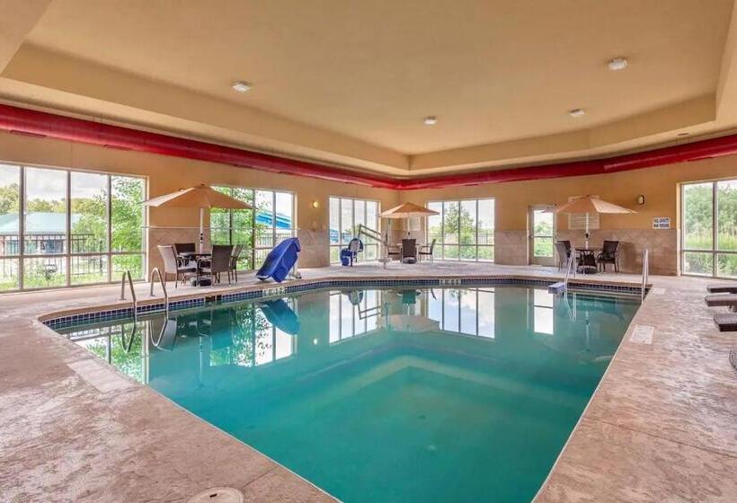 هتل Holiday Inn Express & Suites Milwaukee Nw   Park Place, An Ihg