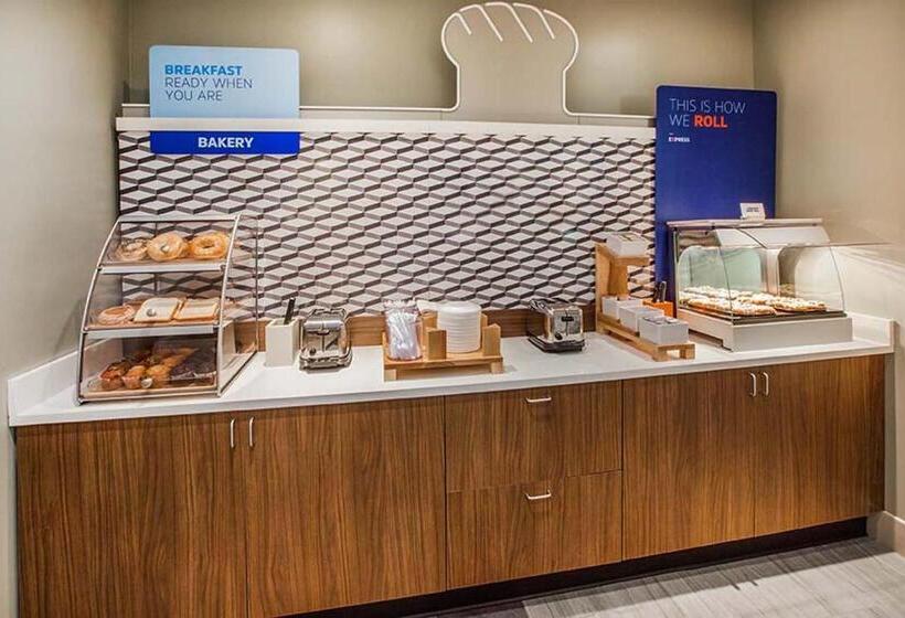 هتل Holiday Inn Express & Suites Milwaukee Nw   Park Place, An Ihg