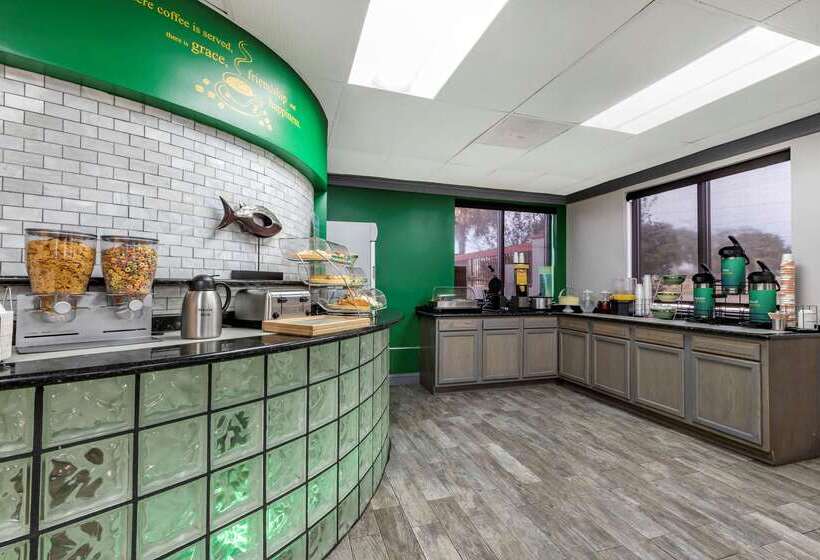 هتل Quality Inn & Suites Ft. Jackson Maingate